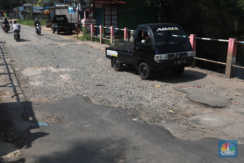 Sejumlah pengendara mobil dan motor melintas di Kawasan jembatan kawasan Jl. Arco Raya, Parung, Bogor, Jawa Barat, Jumat, (5/5/2023). (CNBC Indonesia/Muhammad Sabki) Sejumlah pengendara mobil dan motor melintas di Kawasan jembatan kawasan Jl. Arco Raya, Parung, Bogor, Jawa Barat, Jumat, (5/5/2023). (CNBC Indonesia/Muhammad Sabki)