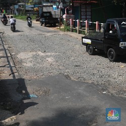 Tak Hanya di Lampung, Jalan di Pinggiran Jakarta Rusak Parah