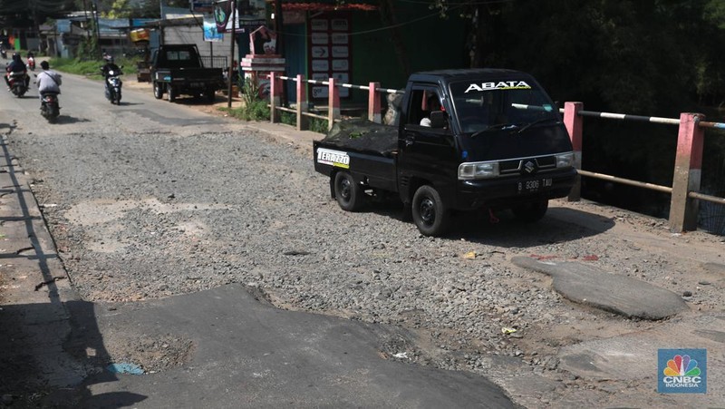 Sejumlah pengendara mobil dan motor melintas di Kawasan jembatan kawasan Jl. Arco Raya, Parung, Bogor, Jawa Barat, Jumat, (5/5/2023). (CNBC Indonesia/Muhammad Sabki)