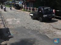 Tak Hanya di Lampung, Jalan di Pinggiran Jakarta Rusak Parah