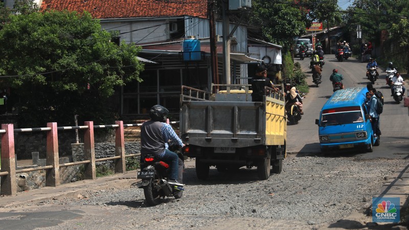Sejumlah pengendara mobil dan motor melintas di Kawasan jembatan kawasan Jl. Arco Raya, Parung, Bogor, Jawa Barat, Jumat, (5/5/2023). (CNBC Indonesia/Muhammad Sabki) Sejumlah pengendara mobil dan motor melintas di Kawasan jembatan kawasan Jl. Arco Raya, Parung, Bogor, Jawa Barat, Jumat, (5/5/2023). (CNBC Indonesia/Muhammad Sabki)