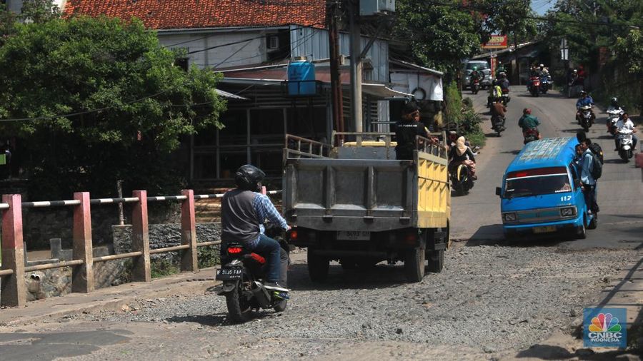 Sejumlah pengendara mobil dan motor melintas di Kawasan jembatan kawasan Jl. Arco Raya, Parung, Bogor, Jawa Barat, Jumat, (5/5/2023). (CNBC Indonesia/Muhammad Sabki)