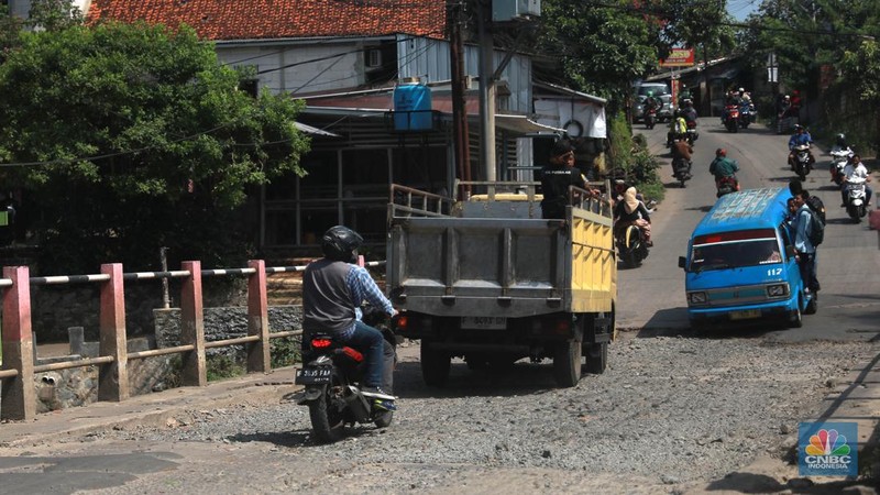 Sejumlah pengendara mobil dan motor melintas di Kawasan jembatan kawasan Jl. Arco Raya, Parung, Bogor, Jawa Barat, Jumat, (5/5/2023). (CNBC Indonesia/Muhammad Sabki)