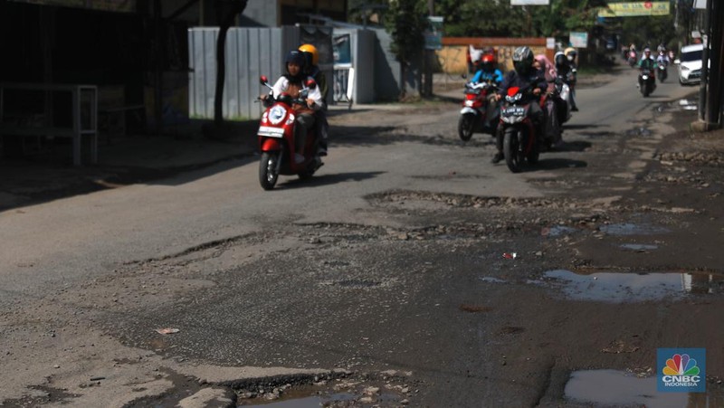Sejumlah pengendara mobil dan motor melintas di Kawasan jembatan kawasan Jl. Arco Raya, Parung, Bogor, Jawa Barat, Jumat, (5/5/2023). (CNBC Indonesia/Muhammad Sabki)