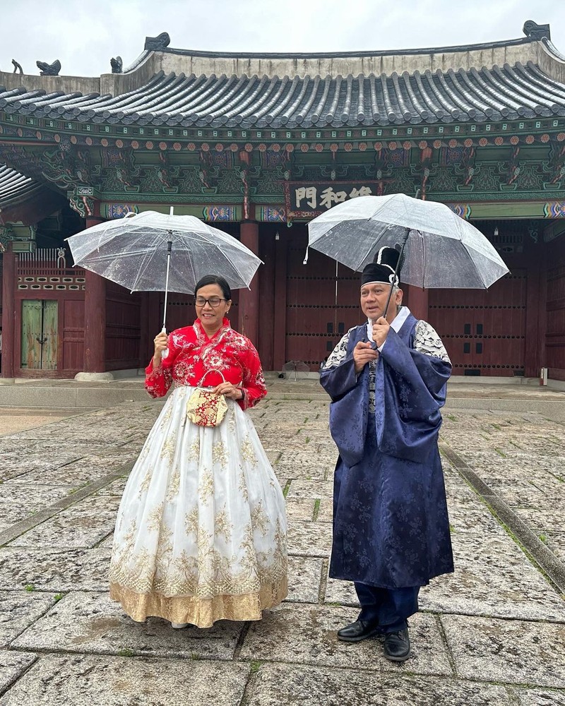 Sri Mulyani memakai baju tradisional Korea Hanbok di Seoul. (Tangkapan layar Instagram @smindrawati) Sri Mulyani memakai baju tradisional Korea Hanbok di Seoul. (Tangkapan layar Instagram @smindrawati)