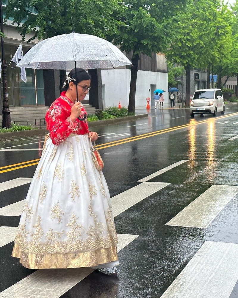 Sri Mulyani memakai baju tradisional Korea Hanbok di Seoul. (Tangkapan layar Instagram @smindrawati)