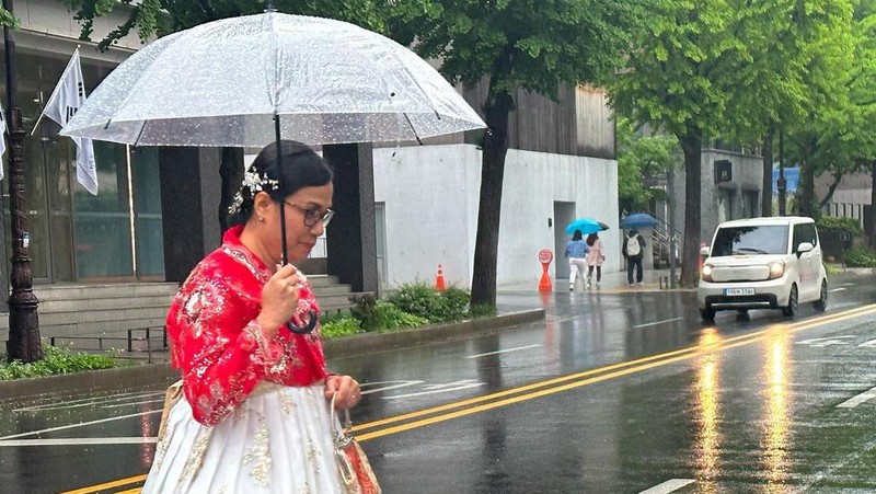 Sri Mulyani memakai baju tradisional Korea Hanbok di Seoul. (Tangkapan layar Instagram @smindrawati)