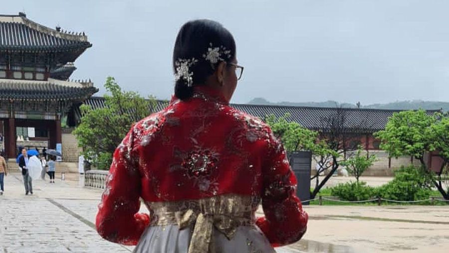 Sri Mulyani memakai baju tradisional Korea Hanbok di Seoul. (Tangkapan layar Instagram @smindrawati)