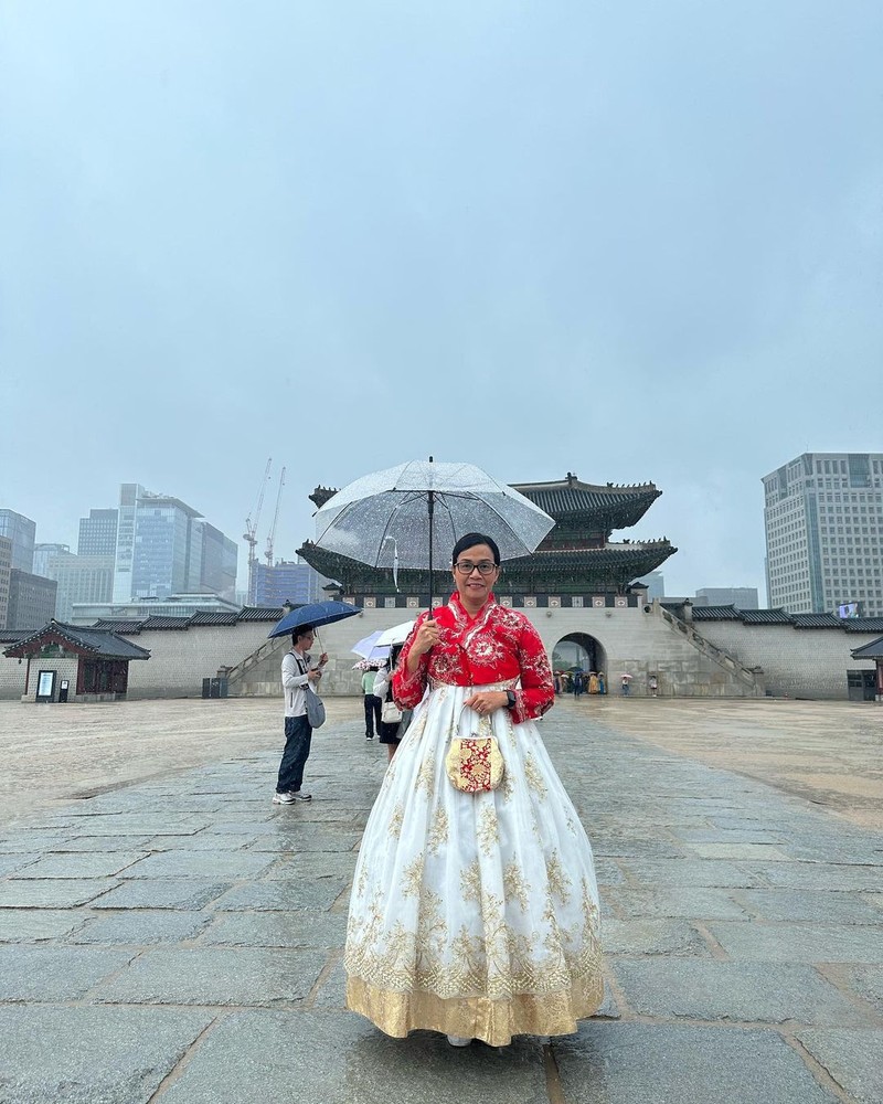 Sri Mulyani memakai baju tradisional Korea Hanbok di Seoul. (Tangkapan layar Instagram @smindrawati) Sri Mulyani memakai baju tradisional Korea Hanbok di Seoul. (Tangkapan layar Instagram @smindrawati)