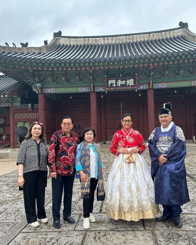 Sri Mulyani memakai baju tradisional Korea Hanbok di Seoul. (Tangkapan layar Instagram @smindrawati) Sri Mulyani memakai baju tradisional Korea Hanbok di Seoul. (Tangkapan layar Instagram @smindrawati)