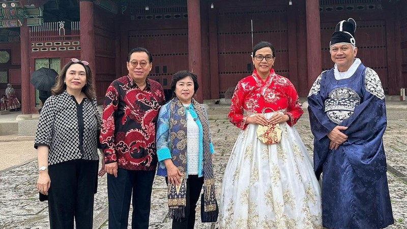 Sri Mulyani memakai baju tradisional Korea Hanbok di Seoul. (Tangkapan layar Instagram @smindrawati)