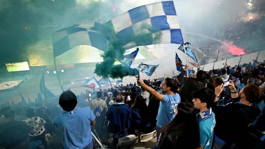 Supporter Napoli saat juara liga Italia. (Getty Images/Francesco Pecoraro) Supporter Napoli saat juara liga Italia. (Getty Images/Francesco Pecoraro)