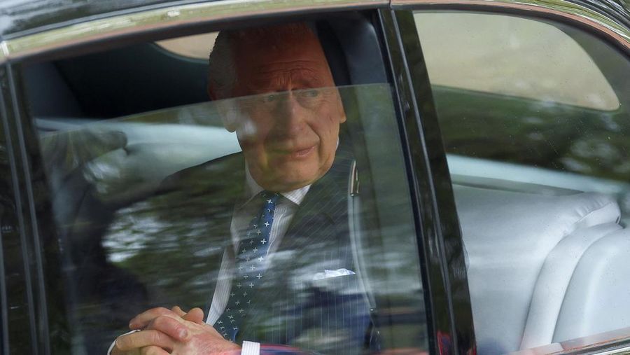 Raja Charles III  saat meninggalkan Istana St James menjelang penobatannya bersama Ratu Camilia di London, Inggris, Sabtu (6/5/2023). (Paul Childs - WPA Pool/Getty Images)