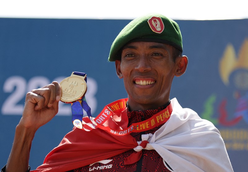 Atlet marathon putri Indonesia Odekta Elvina Naibaho usai meraih medali emas dalam SEA Games 2023 di Kamboja, Sabtu (6/5/2023). (REUTERS/Jeremy Lee) Atlet marathon putri Indonesia Odekta Elvina Naibaho usai meraih medali emas dalam SEA Games 2023 di Kamboja, Sabtu (6/5/2023). (REUTERS/Jeremy Lee)