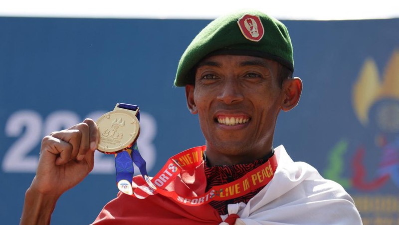 Atlet marathon putri Indonesia Odekta Elvina Naibaho usai meraih medali emas dalam SEA Games 2023 di Kamboja, Sabtu (6/5/2023). (REUTERS/Jeremy Lee)
