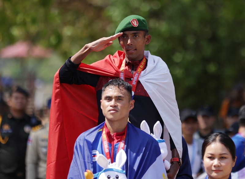 Atlet marathon putri Indonesia Odekta Elvina Naibaho usai meraih medali emas dalam SEA Games 2023 di Kamboja, Sabtu (6/5/2023). (REUTERS/Jeremy Lee) Atlet marathon putri Indonesia Odekta Elvina Naibaho usai meraih medali emas dalam SEA Games 2023 di Kamboja, Sabtu (6/5/2023). (REUTERS/Jeremy Lee)