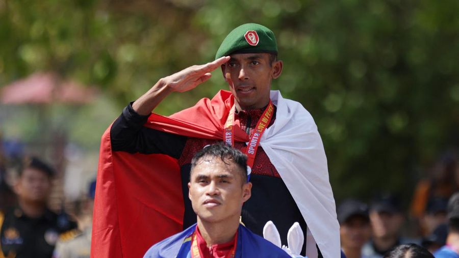 Atlet marathon putri Indonesia Odekta Elvina Naibaho usai meraih medali emas dalam SEA Games 2023 di Kamboja, Sabtu (6/5/2023). (REUTERS/Jeremy Lee)