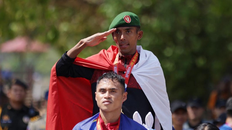 Atlet marathon putri Indonesia Odekta Elvina Naibaho usai meraih medali emas dalam SEA Games 2023 di Kamboja, Sabtu (6/5/2023). (REUTERS/Jeremy Lee)