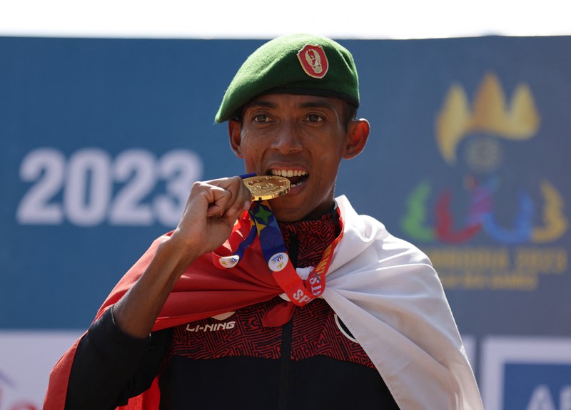 Atlet marathon putri Indonesia Odekta Elvina Naibaho usai meraih medali emas dalam SEA Games 2023 di Kamboja, Sabtu (6/5/2023). (REUTERS/Jeremy Lee) Atlet marathon putri Indonesia Odekta Elvina Naibaho usai meraih medali emas dalam SEA Games 2023 di Kamboja, Sabtu (6/5/2023). (REUTERS/Jeremy Lee)