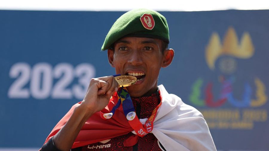 Atlet marathon putri Indonesia Odekta Elvina Naibaho usai meraih medali emas dalam SEA Games 2023 di Kamboja, Sabtu (6/5/2023). (REUTERS/Jeremy Lee)