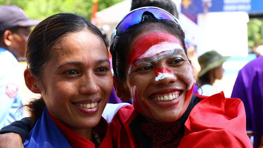 Atlet marathon putri Indonesia Odekta Elvina Naibaho usai meraih medali emas dalam SEA Games 2023 di Kamboja, Sabtu (6/5/2023). (REUTERS/Jeremy Lee)