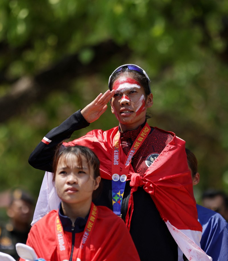 Atlet marathon putri Indonesia Odekta Elvina Naibaho usai meraih medali emas dalam SEA Games 2023 di Kamboja, Sabtu (6/5/2023). (REUTERS/Jeremy Lee) Atlet marathon putri Indonesia Odekta Elvina Naibaho usai meraih medali emas dalam SEA Games 2023 di Kamboja, Sabtu (6/5/2023). (REUTERS/Jeremy Lee)