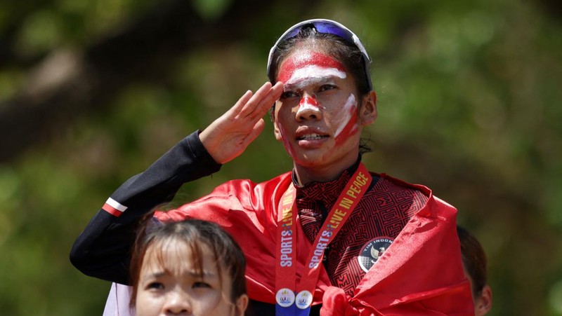 Atlet marathon putri Indonesia Odekta Elvina Naibaho usai meraih medali emas dalam SEA Games 2023 di Kamboja, Sabtu (6/5/2023). (REUTERS/Jeremy Lee)
