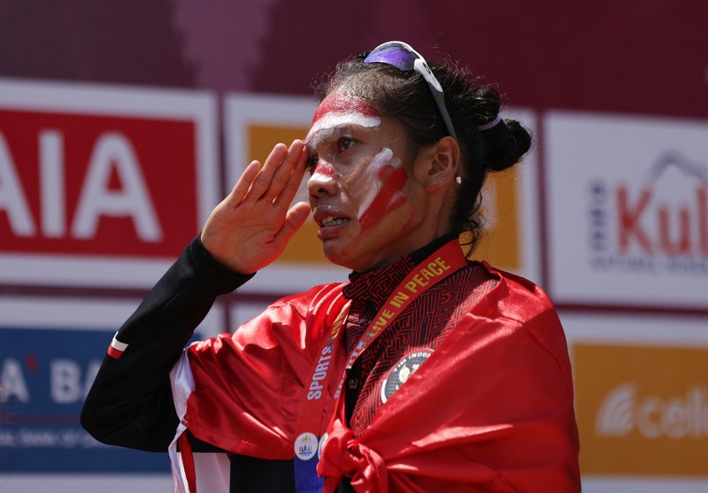 Atlet marathon putri Indonesia Odekta Elvina Naibaho usai meraih medali emas dalam SEA Games 2023 di Kamboja, Sabtu (6/5/2023). (REUTERS/Jeremy Lee) Atlet marathon putri Indonesia Odekta Elvina Naibaho usai meraih medali emas dalam SEA Games 2023 di Kamboja, Sabtu (6/5/2023). (REUTERS/Jeremy Lee)