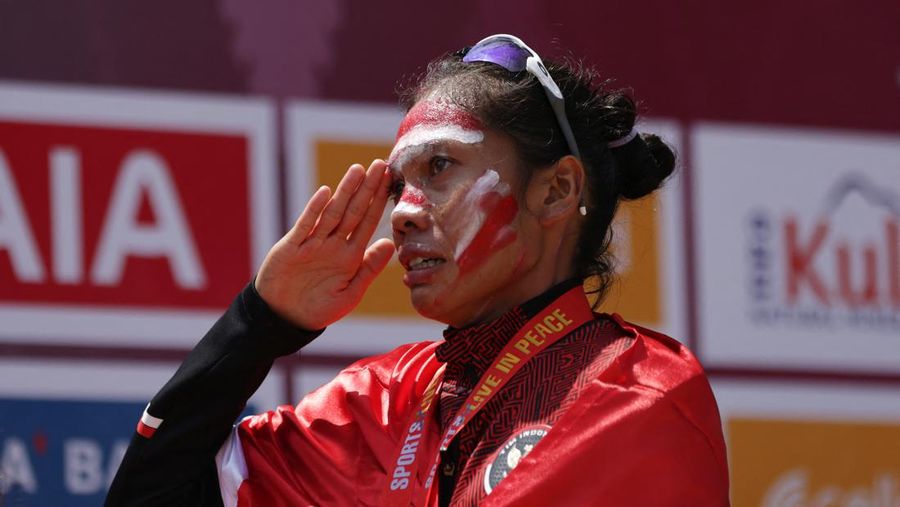 Atlet marathon putri Indonesia Odekta Elvina Naibaho usai meraih medali emas dalam SEA Games 2023 di Kamboja, Sabtu (6/5/2023). (REUTERS/Jeremy Lee)