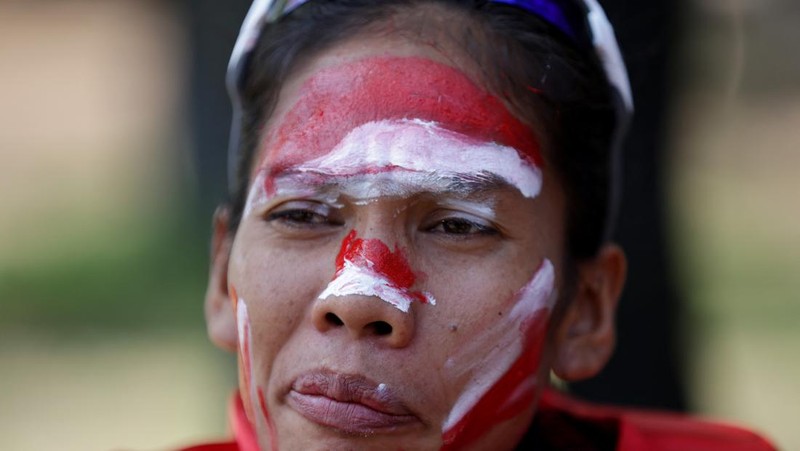 Atlet marathon putri Indonesia Odekta Elvina Naibaho usai meraih medali emas dalam SEA Games 2023 di Kamboja, Sabtu (6/5/2023). (REUTERS/Jeremy Lee)