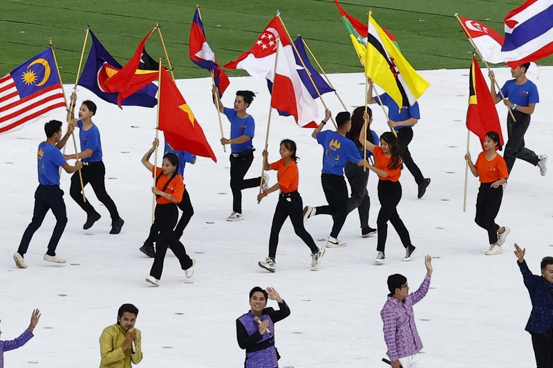 Bendera Indonesia terbalik saat Opening Ceremony SEA Games 2023 di Stadion Nasional Morodok Techo, Phnom Penh, Kamboja, Jumat (5/5/2023). Bendera Indonesia terbalik saat Opening Ceremony SEA Games 2023 di Stadion Nasional Morodok Techo, Phnom Penh, Kamboja, Jumat (5/5/2023). (REUTERS/Kim Kyung-Hoo)