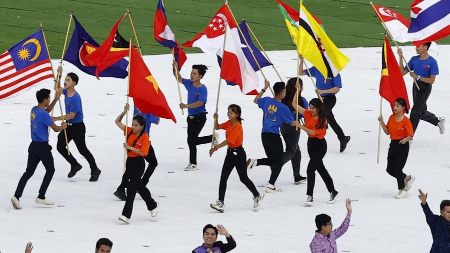 Bendera Indonesia terbalik saat Opening Ceremony SEA Games 2023 di Stadion Nasional Morodok Techo, Phnom Penh, Kamboja, Jumat (5/5/2023). (REUTERS/Kim Kyung-Hoo)