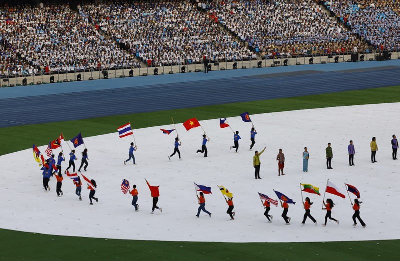 Bendera Indonesia terbalik saat Opening Ceremony SEA Games 2023 di Stadion Nasional Morodok Techo, Phnom Penh, Kamboja, Jumat (5/5/2023). Bendera Indonesia terbalik saat Opening Ceremony SEA Games 2023 di Stadion Nasional Morodok Techo, Phnom Penh, Kamboja, Jumat (5/5/2023). (REUTERS/Kim Kyung-Hoo)