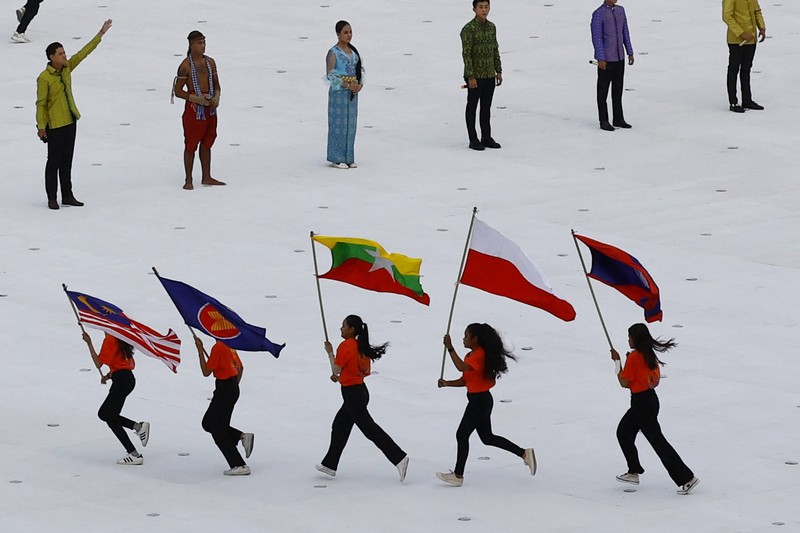 Bendera Indonesia terbalik saat Opening Ceremony SEA Games 2023 di Stadion Nasional Morodok Techo, Phnom Penh, Kamboja, Jumat (5/5/2023). Bendera Indonesia terbalik saat Opening Ceremony SEA Games 2023 di Stadion Nasional Morodok Techo, Phnom Penh, Kamboja, Jumat (5/5/2023). (REUTERS/Kim Kyung-Hoo)