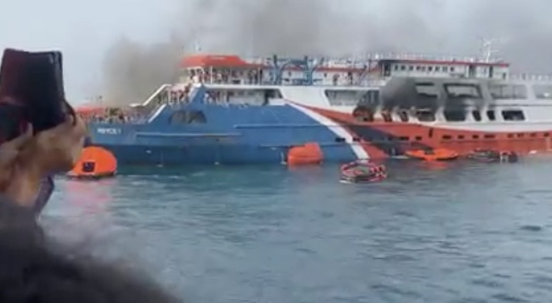 Kapal feri KMP Royce 1 terbakar di Laut Merak. (Tangkapan layar citizen journalism ) Kapal feri KMP Royce 1 terbakar di Laut Merak. (Tangkapan layar citizen journalism )