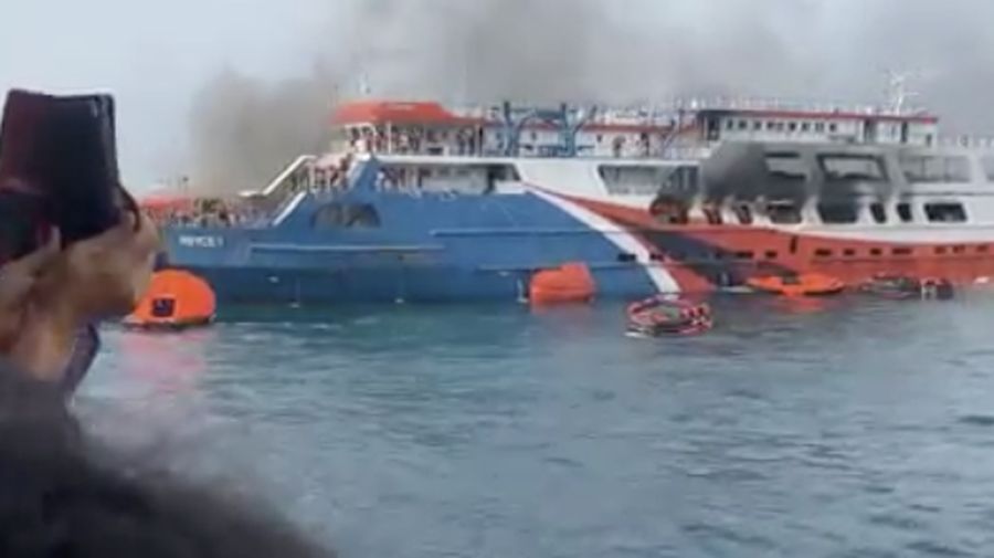 Kapal feri KMP Royce 1 terbakar di Laut Merak. (Tangkapan layar citizen journalism )