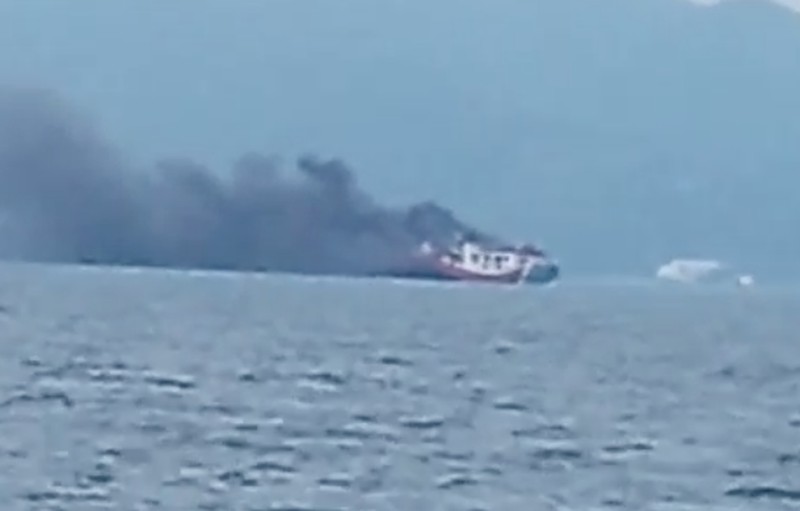 Kapal feri KMP Royce 1 terbakar di Laut Merak. (Tangkapan layar citizen journalism ) Kapal feri KMP Royce 1 terbakar di Laut Merak. (Tangkapan layar citizen journalism )