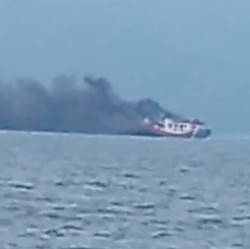 Detik-detik Kapal Feri KMP Royce 1 Terbakar, Penumpang Panik