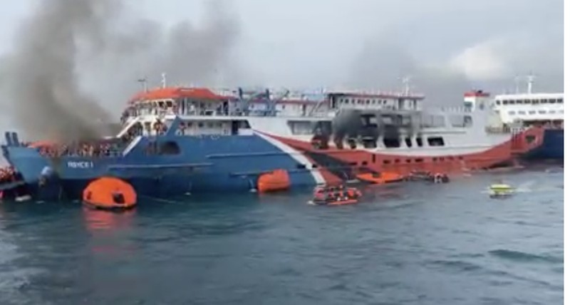 Kapal feri KMP Royce 1 terbakar di Laut Merak. (Tangkapan layar citizen journalism )