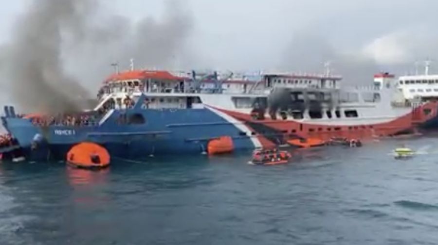 Kapal feri KMP Royce 1 terbakar di Laut Merak. (Tangkapan layar citizen journalism )