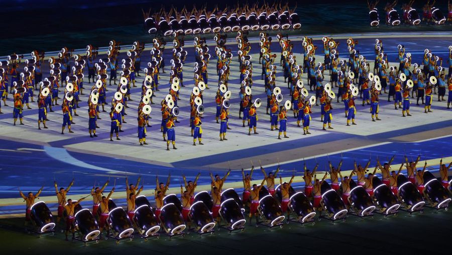 Bendera Indonesia terbalik saat Opening Ceremony SEA Games 2023 di Stadion Nasional Morodok Techo, Phnom Penh, Kamboja, Jumat (5/5/2023). (REUTERS/Kim Kyung-Hoo)