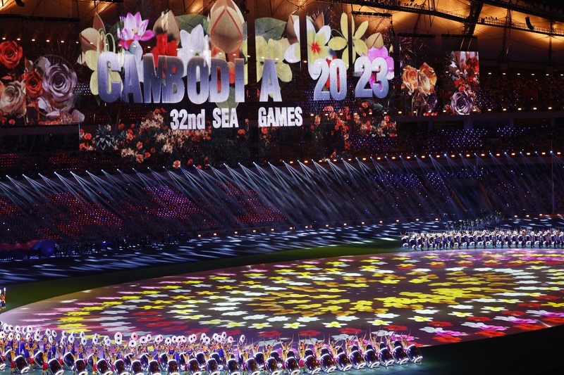 Bendera Indonesia terbalik saat Opening Ceremony SEA Games 2023 di Stadion Nasional Morodok Techo, Phnom Penh, Kamboja, Jumat (5/5/2023). (REUTERS/Kim Kyung-Hoo)