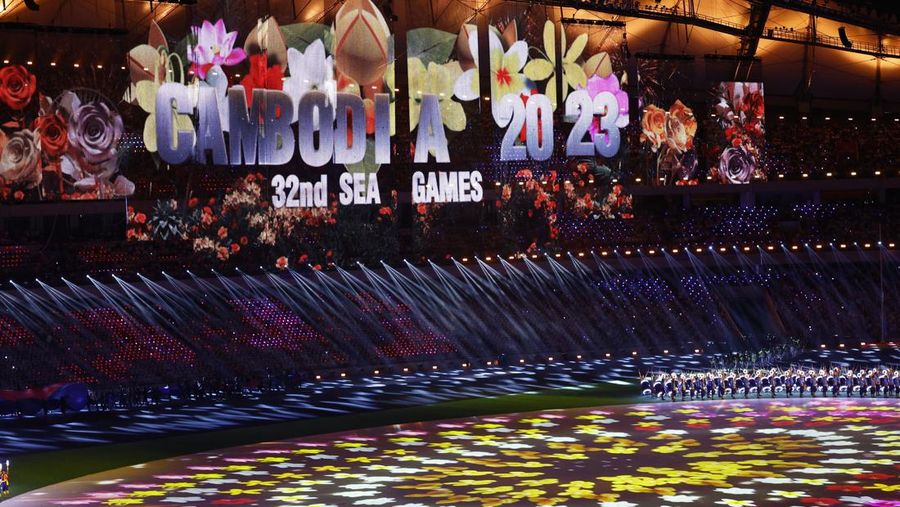 Bendera Indonesia terbalik saat Opening Ceremony SEA Games 2023 di Stadion Nasional Morodok Techo, Phnom Penh, Kamboja, Jumat (5/5/2023). (REUTERS/Kim Kyung-Hoo)