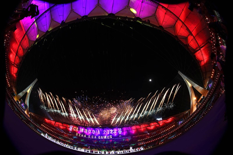 Bendera Indonesia terbalik saat Opening Ceremony SEA Games 2023 di Stadion Nasional Morodok Techo, Phnom Penh, Kamboja, Jumat (5/5/2023). (REUTERS/Kim Kyung-Hoo)