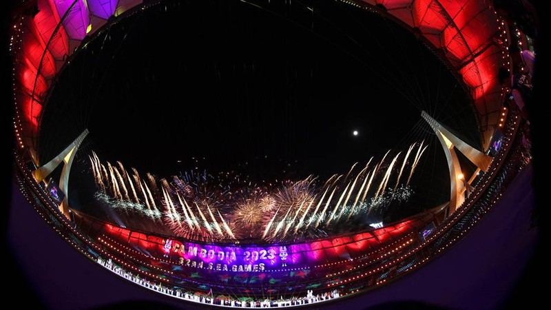 Bendera Indonesia terbalik saat Opening Ceremony SEA Games 2023 di Stadion Nasional Morodok Techo, Phnom Penh, Kamboja, Jumat (5/5/2023). (REUTERS/Kim Kyung-Hoo)