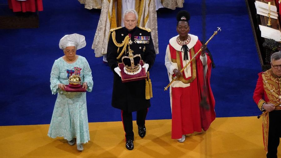 Raja Charles III dan Putri Camilia berada di dalam kereta kuda menjelang penobatan di London, Inggris, Sabtu, (6/5/2023). (Christopher Furlong/Getty Images)