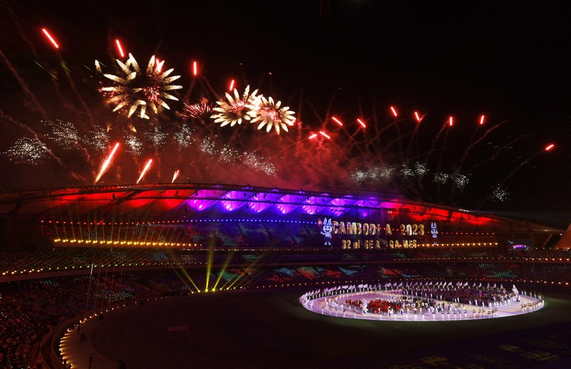 Bendera Indonesia terbalik saat Opening Ceremony SEA Games 2023 di Stadion Nasional Morodok Techo, Phnom Penh, Kamboja, Jumat (5/5/2023). (REUTERS/Kim Kyung-Hoo)