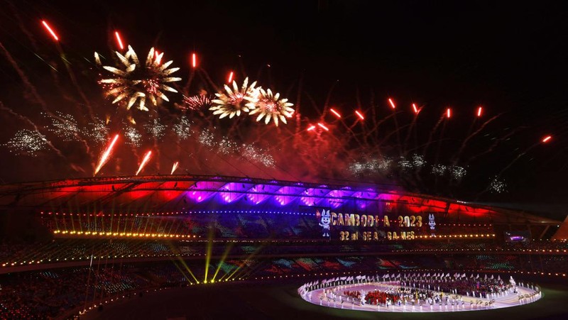 Bendera Indonesia terbalik saat Opening Ceremony SEA Games 2023 di Stadion Nasional Morodok Techo, Phnom Penh, Kamboja, Jumat (5/5/2023). (REUTERS/Kim Kyung-Hoo)
