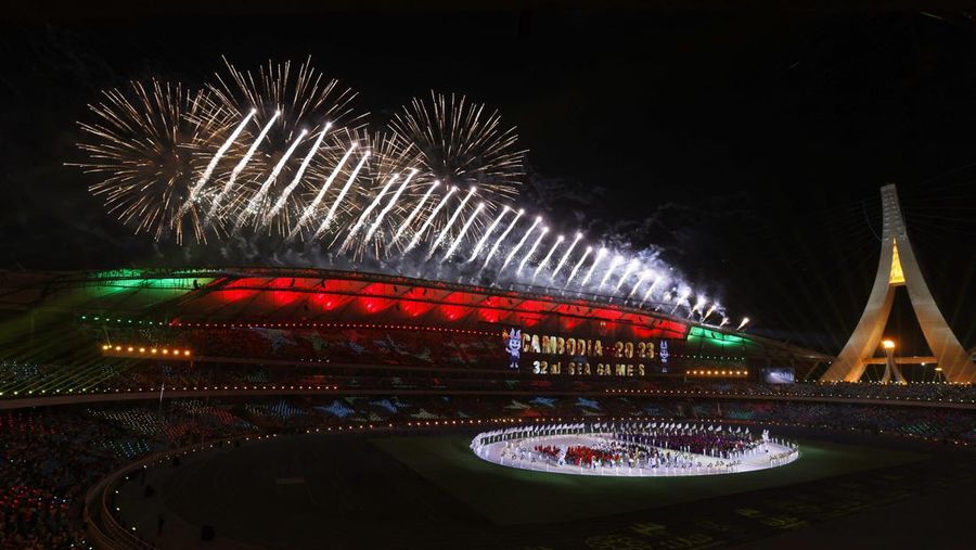 Pesta kembang api saat upacara pembukaan SEA Games 2023 di Stadion Nasional Morodok Techo, Phnom Penh, Kamboja, Jumat (5/5/2023). (REUTERS/Kim Kyung-Hoon)