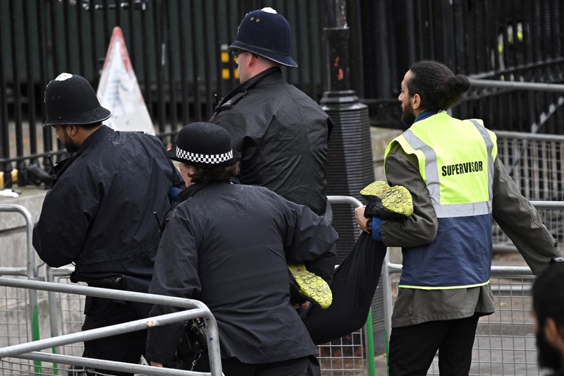 Polisi Inggris pada hari Sabtu (6/5) menangkap enam anggota terkemuka kelompok antimonarki, Republic ketika mereka bersiap untuk melakukan aksi protes di sepanjang rute prosesi penobatan Raja Charles III. (AFP via Getty Images/LOIC VENANCE)